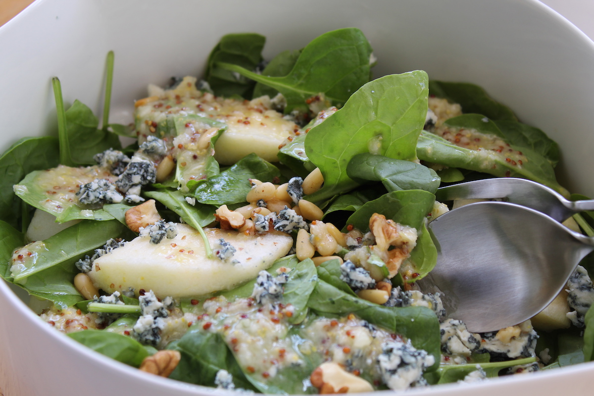 Σαλάτα με σπανάκι, αχλάδι και blue cheese χαμηλών λιπαρών - iCooktoHeal Υγιεινές συνταγές για υγιείς ανθρώπους