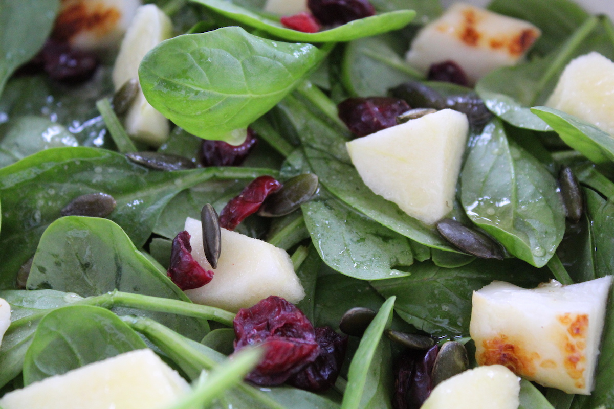 Σαλάτα με χαλούμι και ντρέσινγκ μηλόξυδου - iCooktoHeal Υγιεινές συνταγές για υγιείς ανθρώπους
