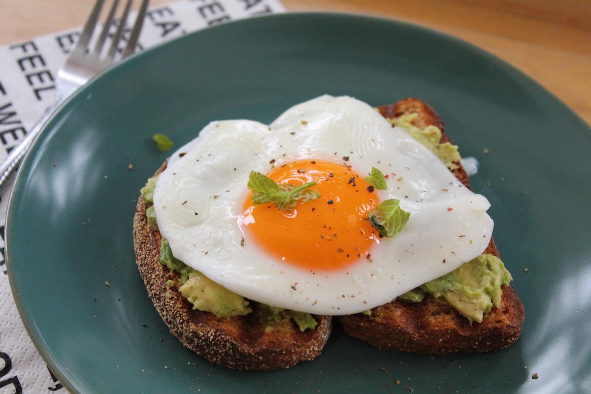 Ανοικτό σάντουιτς με αβοκάντο και αβγό ποσέ - iCooktoHeal Υγιεινές συνταγές για υγιείς ανθρώπους