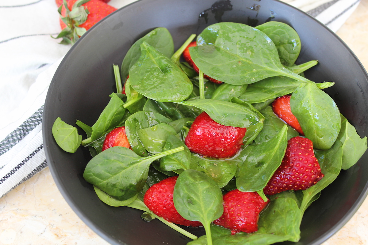 Σαλάτα με φράουλες και ντρέσινγκ με μέλι και κανέλα - iCooktoHeal Υγιεινές συνταγές για υγιείς ανθρώπους