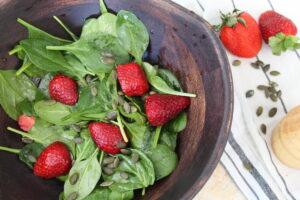 Σαλάτα με φράουλες και ντρέσινγκ με μέλι και κανέλα - iCooktoHeal Υγιεινές συνταγές για υγιείς ανθρώπους