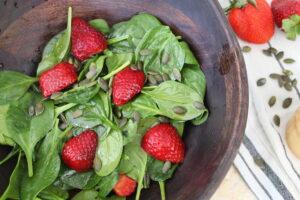 Σαλάτα με φράουλες και ντρέσινγκ με μέλι και κανέλα - iCooktoHeal Υγιεινές συνταγές για υγιείς ανθρώπους