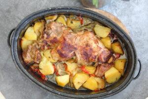 κατσικάκι στη γάστρα