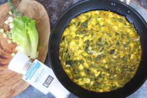 Φριτάτα με μαρούλι και κρεμμυδάκι