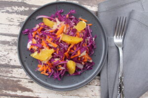 Σαλάτα με μωβ λάχανο και πορτοκάλια