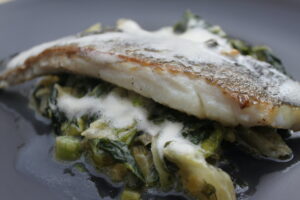 Φιλέτο ψαριού με χόρτα φρικασέ